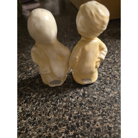 Mid century, ceramic kissing , couple from India , salt/ pepper shakers, Japan - Picture 2 of 3